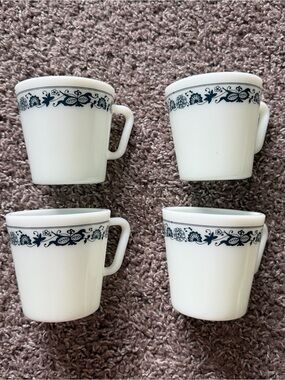 Set Of 4 Vintage Pyrex Old Town Blue Onion Milk Glass Mugs